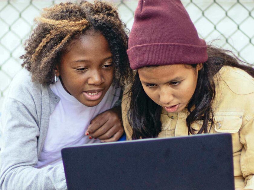 Zwei Schülerinnen arbeiten engagiert am Laptop