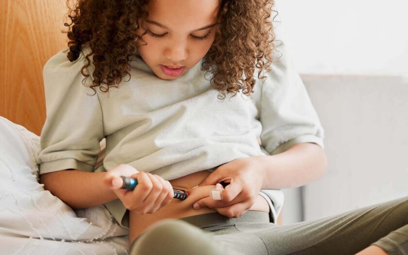 kleines Mädchen setzt sich eine Insulinspritze in den Bauch