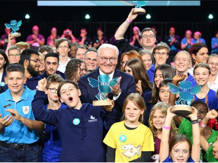 Bundespräsident Frank-Walter Steinmeier umgeben von vielen Schülern bei der Verleihung des Deutschen Schulpreises