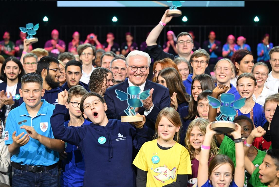 Bundespräsident Frank-Walter Steinmeier umgeben von vielen Schülern bei der Verleihung des Deutschen Schulpreises