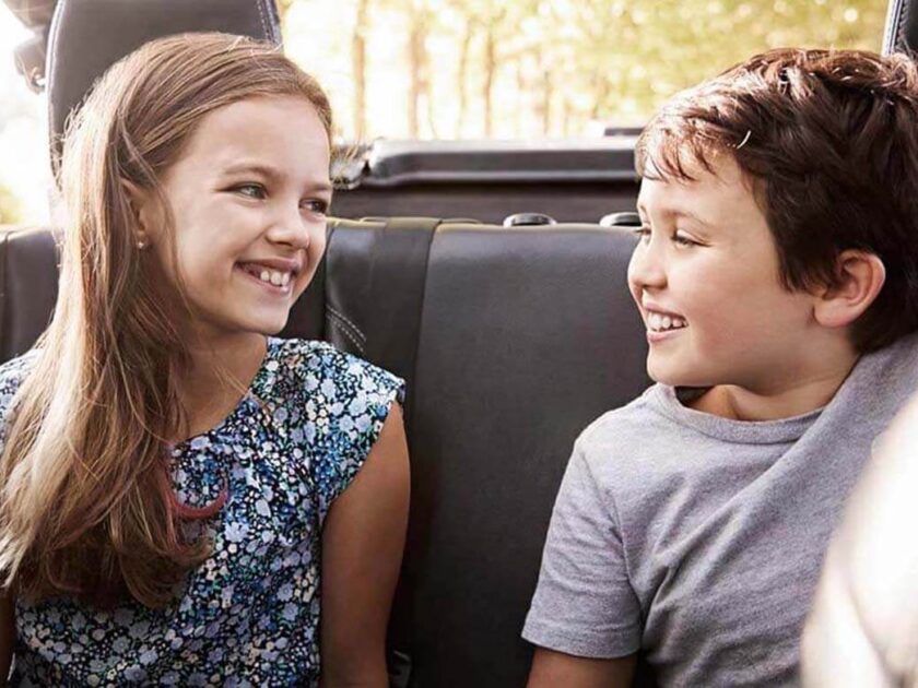 Kinder kommen immer früher in die Pubertät - Junge und Mädchen lächeln sich schüchtern an