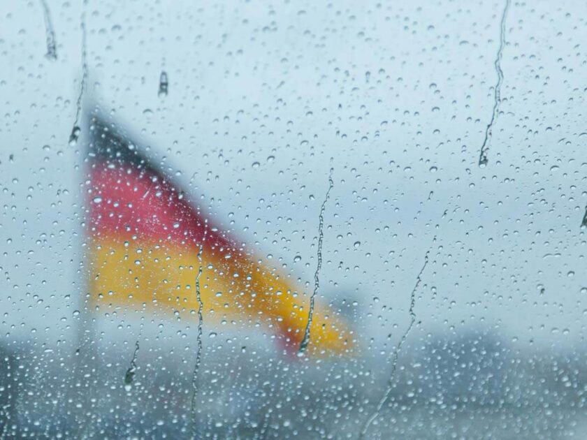 Die große Mehrheit ist extrem unzufrieden mit der Bildungspolitik - Fahne auf der Reichtstagskupppel im Regen