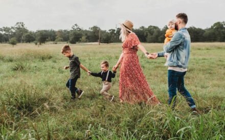 Familie und Erziehung - Eine glückliche Familie in der Natur