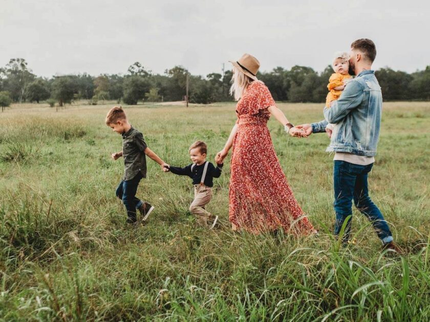 Familie und Erziehung - Eine glückliche Familie in der Natur