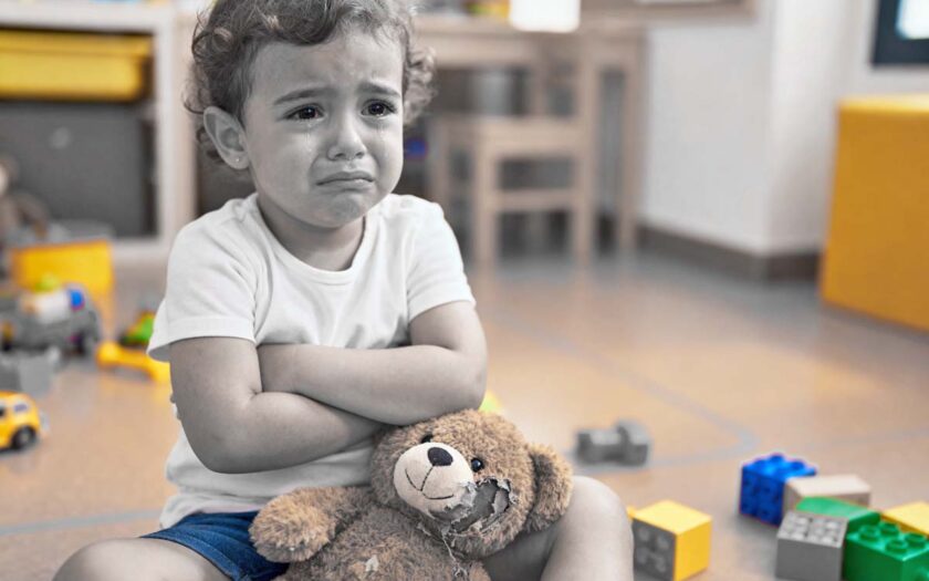 Die aktuelle Kita-Pädagogik birgt Risiken für Kinder - ein Klienkind unter Stress