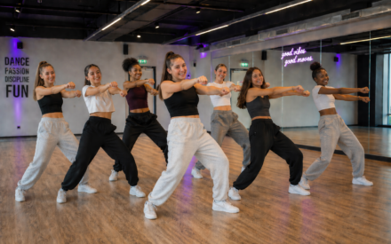 Junge Mädchen tanzen für eine bessere psychische Gesundheit - Energetische Tanzgruppe im Studio