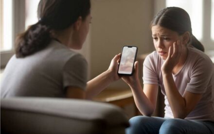 Was tun gegen Nacktbilder und Deepfakes im Netz - Ein Mädchen zeigt ihrer Mutter ihr Handy