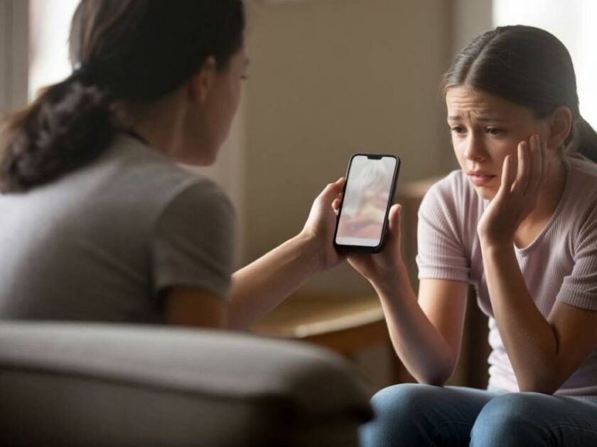 Was tun gegen Nacktbilder und Deepfakes im Netz - Ein Mädchen zeigt ihrer Mutter ihr Handy