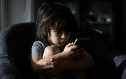 Virtueller Autismus - kleiner Junge am Smartphone