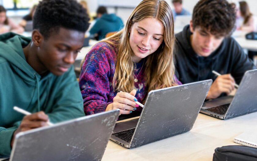 Trendmonitor: KI in der Bildung - 3 Oberschüler am Tablet